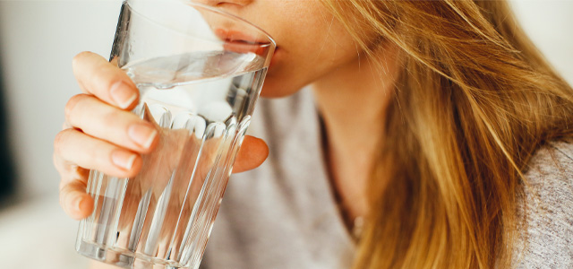 美肌のためには水を毎日飲む